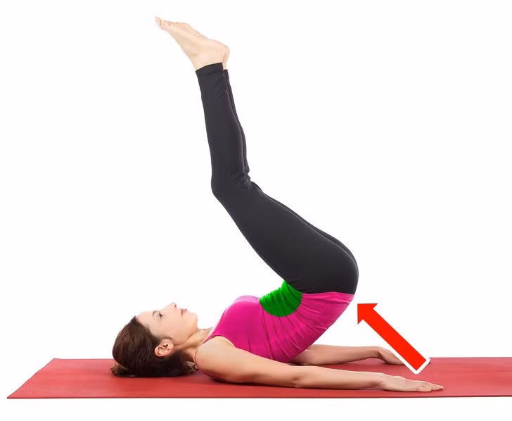 Bài tập gập bụng ngược: Bạn có thể thực hiện bài tập này ngay khi đang xem tivi. 1-Nằm xuống. 2-Đặt hai chân bằng trên sàn. 3-Nhấc chân lên cao quá đầu bạn hoặc cao hơn nếu có thể, nhưng đừng đưa chân đi quá nhanh. 4-Từ từ hạ chân xuống. Thực hiện 3 lượt, mỗi lượt 20 lần.