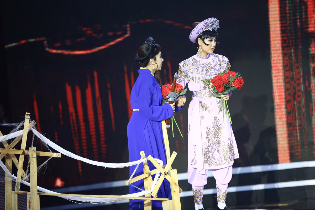 Đội Tắc Kè (My Trần, Tâm Nguyễn, Lê Nghĩa) mang đến những giây phút lắng đọng với tiểu phẩm “Duyên kiếp cầm ca”, nói về những nghệ sĩ cải lương, tuồng cổ. Thành công mà họ đạt được đã phải đánh đổi bằng những hy sinh thầm lặng phía sau bức màn nhung.