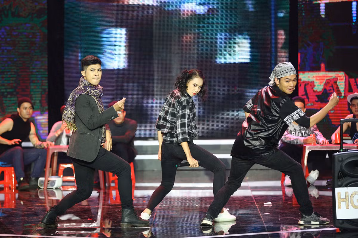 Với phong cách mang đậm tính “giải trí”, đội Cá Biệt của Lê Bửu Đa, Hồ Bích Trâm và Bảo Kun thể hiện tiểu phẩm “Kiếp cầm loa” nói về 3 người bạn trẻ trong một ban nhạc đường phố.