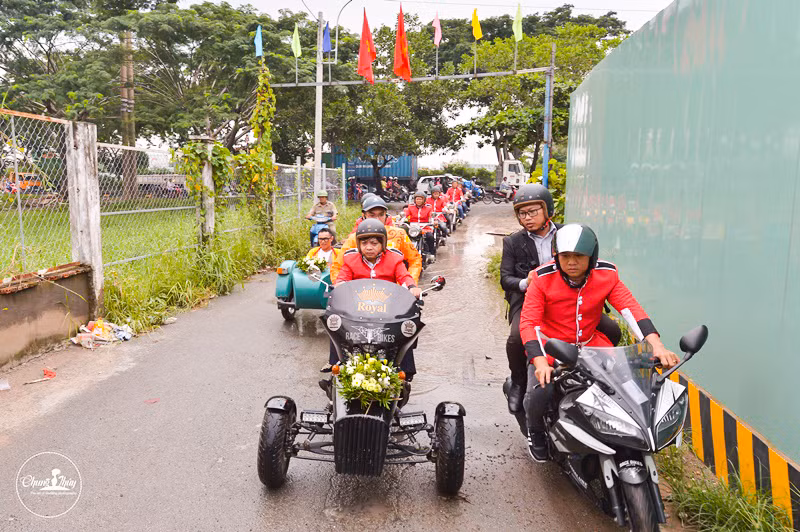 Đoàn xe rước dâu đặc biệt gây sự chú ý của người dân trên các tuyến đường đi qua. Theo chia sẻ, ý tưởng mặc các trang phục dân tộc các nước được thực hiện theo chủ đề chính đám cưới: “Trái đất này là của chúng mình”.