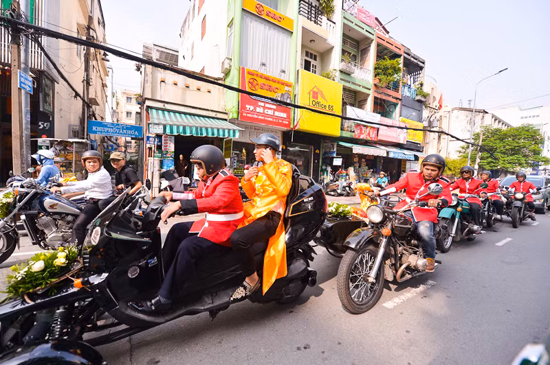 Dàn phù rể nổi bật không kém khi mặc trang phục dân tộc của Thái Lan, Malaysia, Ấn Độ, Hàn Quốc, La Mã và được các tài xế mặc áo lính hoàng gia Anh chở.