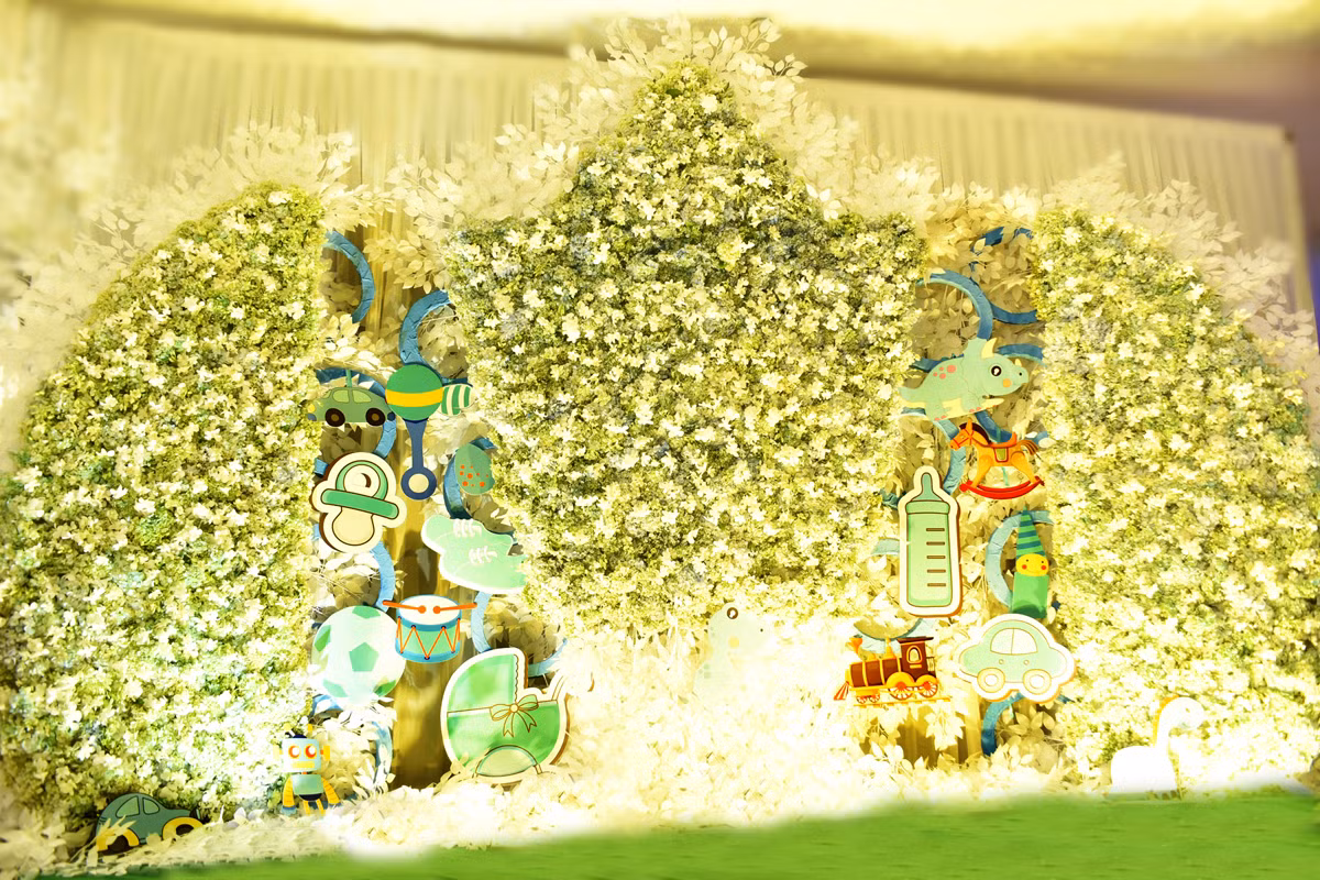 Bức tường hoa tươi lớn với hình trang trí ngộ nghĩnh. Nữ diễn viên muốn lưu lại những khoảnh khắc quan trọng cho cậu quý tử của mình.