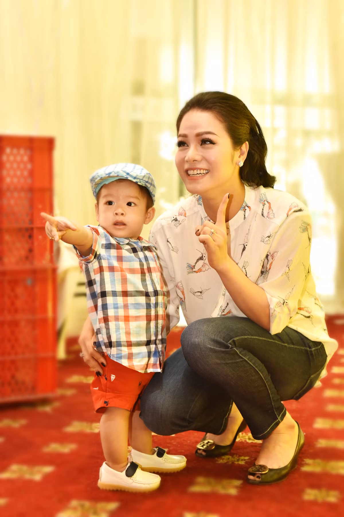 Putin (tên gọi ở nhà của bé Ngô Bửu Long) sở hữu cặp mắt tinh anh và xinh xắn giống mẹ. Dù mới tròn một tuổi nhưng bé rất dạn dĩ trước ống kính và hé lộ những tố chất của một nghệ sĩ nhí trong tương lai.