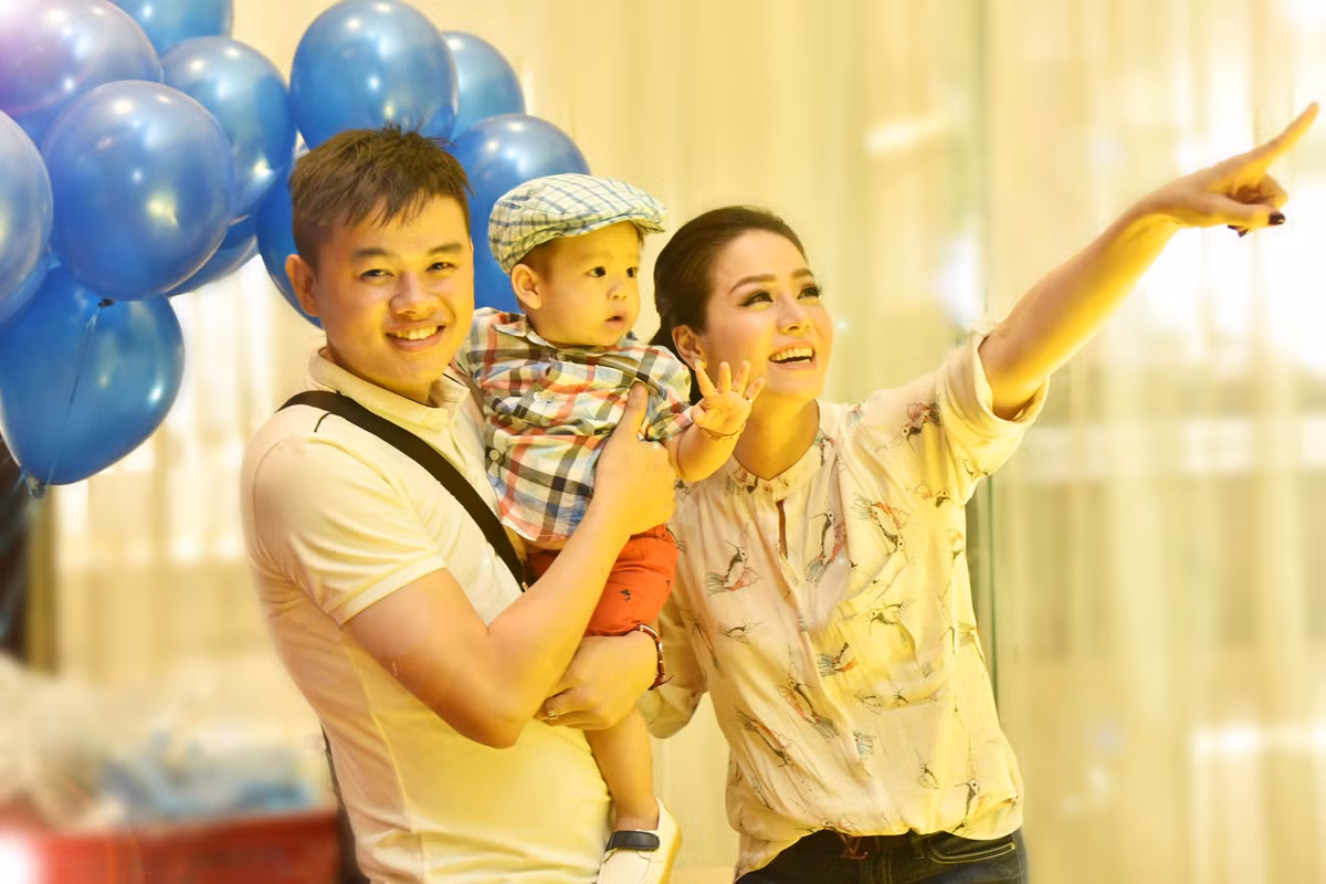 Tại buổi tiệc, Nhật Kim Anh luôn miệng cười hạnh phúc mỗi khi tiếp khách. Có thể nói, cô là nữ ca sĩ - diễn viên vô cùng may mắn khi liên tiếp gặt hái được nhiều thành công trong sự nghiệp diễn xuất, ca hát và bên cạnh đó là một mái ấm tròn đầy, viên mãn.