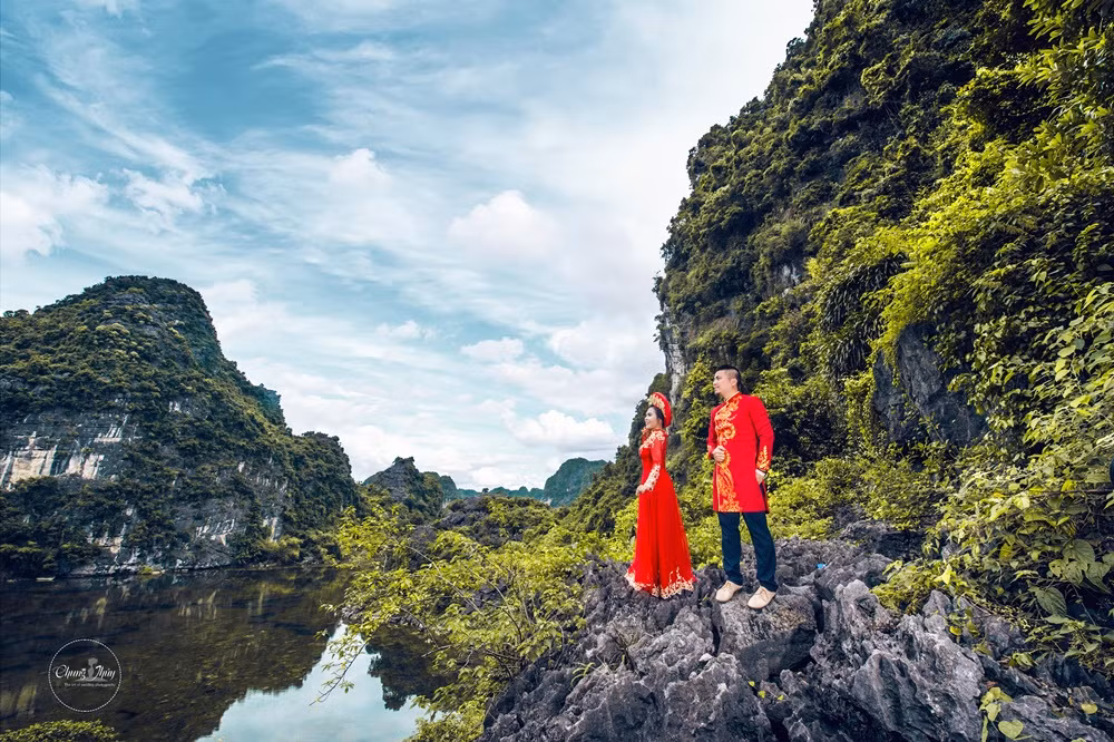 Cặp đôi DJ số 1 Việt Nam và nữ hoàng gameshow Thanh Nhân đã chọn mảnh đất Tràng An - Ninh Bình, nơi được xem là "thiên đường dưới hạ giới" của Việt Nam để lưu lại những khoảnh khắc hạnh phúc.