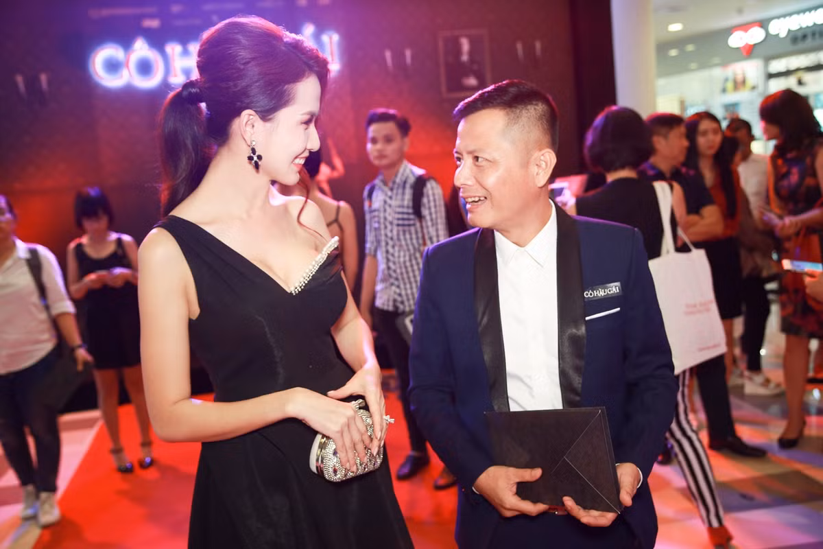 Cả hai trò chuyện vui vẻ. Trước đó, Mơ Phan chủ động khoác tay đạo diễn khi cùng sánh bước trên thảm đỏ.