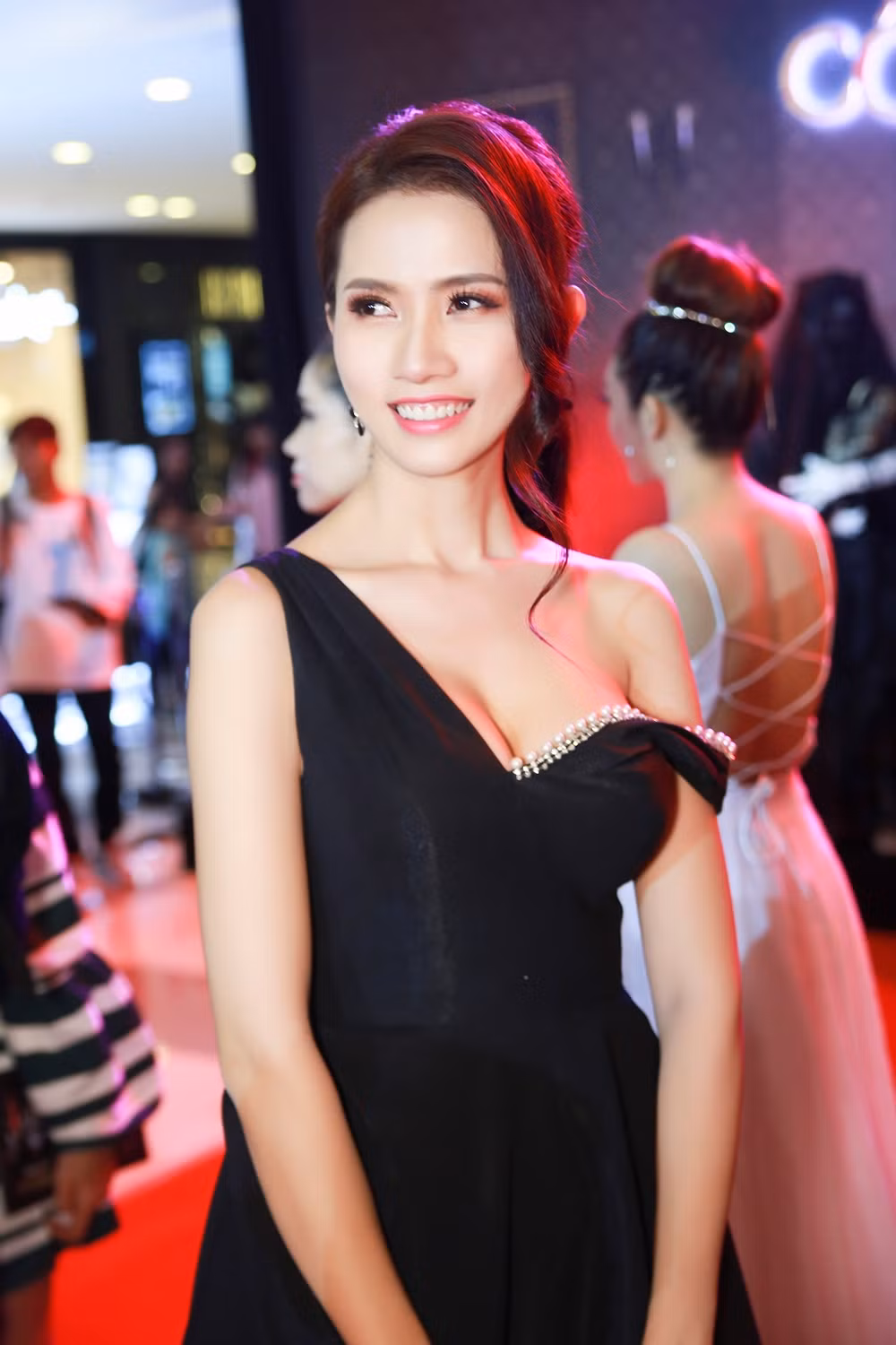 Diện chiếc đầm đen khá đơn giản nhưng Mơ Phan vô cùng nổi bật bởi thiết kế lệch vai quyến rũ.