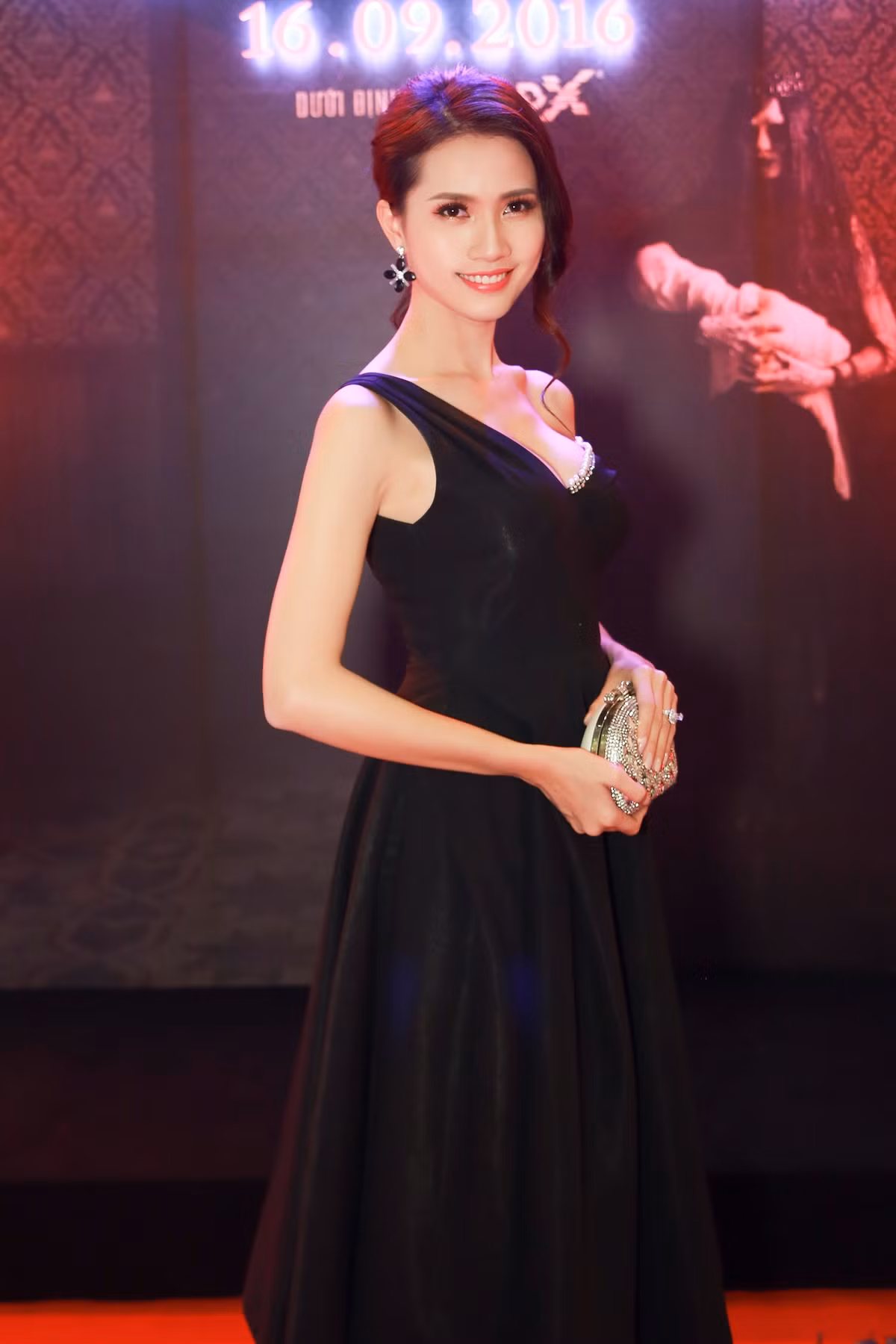 Chiếc xắc tay nhỏ màu bạc cùng đôi bông tai màu đen tinh tế giúp Phan Thị Mơ hoàn thiện set đồ của mình. Cũng nhờ bộ đầm nữ tính, sang trọng, vẻ đẹp mong manh của mỹ nhân gốc Tiền Giang được phát huy một cách tối đa.