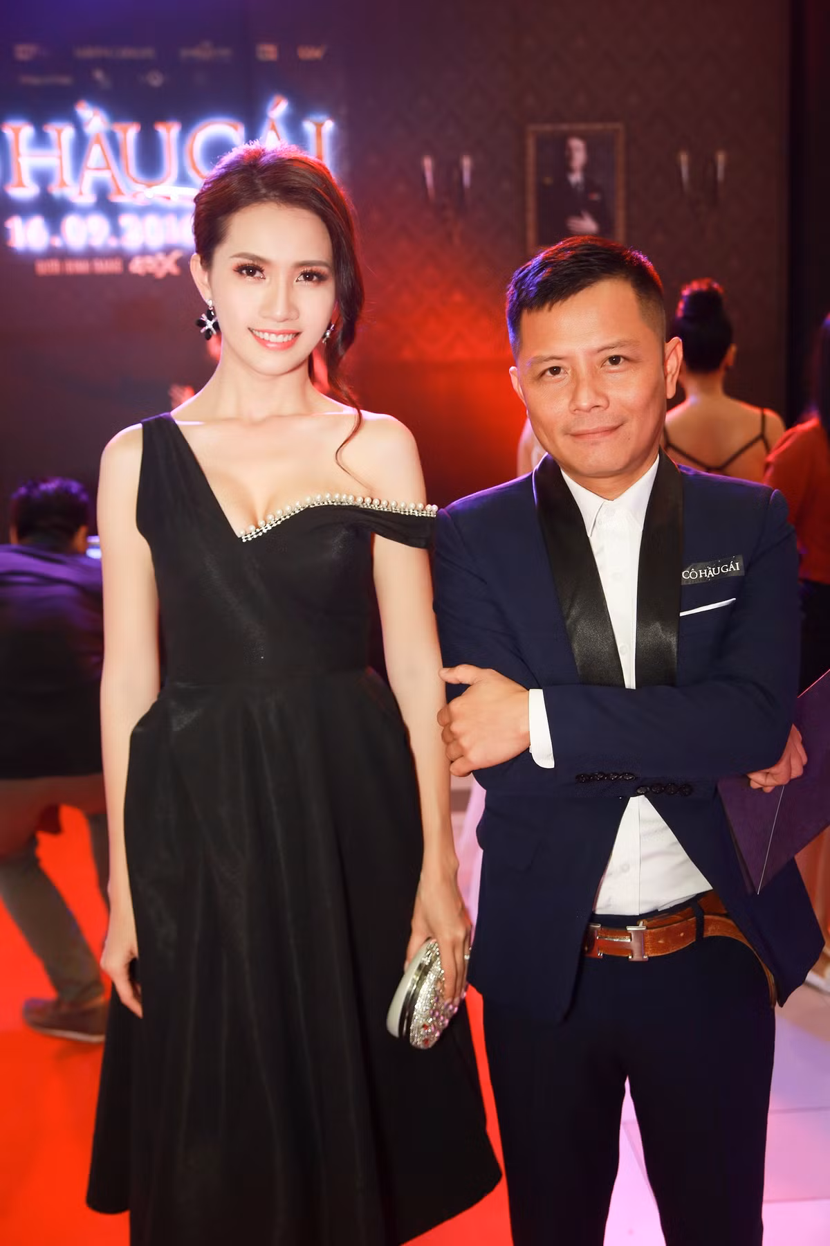 Tôi 13/9, Mơ Phan xuất hiện nổi bật trên thảm đỏ buổi công chiếu "Cô hầu gái" bên cạnh đạo diễn Nguyễn Thành Vinh.