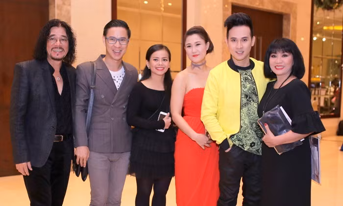 Vợ chồng Cẩm Vân - Khắc Triệu, ca sĩ Nguyên Vũ, MC Anh Quân cũng hội ngộ tại tiệc cưới.