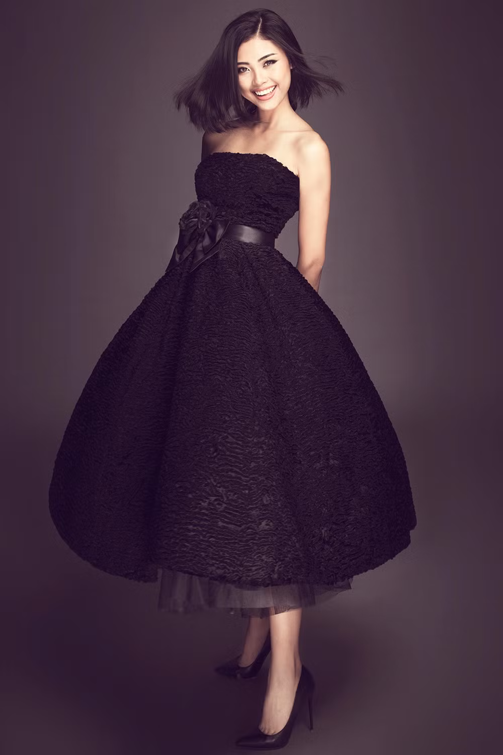 Dù là một “tân binh” nhưng Đào Thị Hà lại tỏ ra không hề kém cạnh những đàn chị đi trước khi tiếp thu khá nhanh hướng dẫn tạo dáng, biểu cảm từ nhà thiết kế Đỗ Mạnh Cường. Từng chuyển động ánh mắt, bờ môi của nhan sắc xứ Nghệ đều khiến Đỗ Mạnh Cường hài lòng, tấm tắc khen ngợi. 