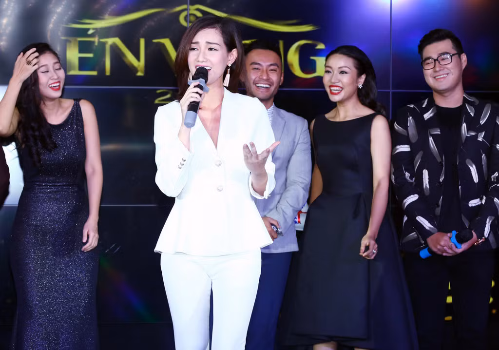 Nu MC gay soc khi lot do trong ngay ra mat En vang-Hinh-2