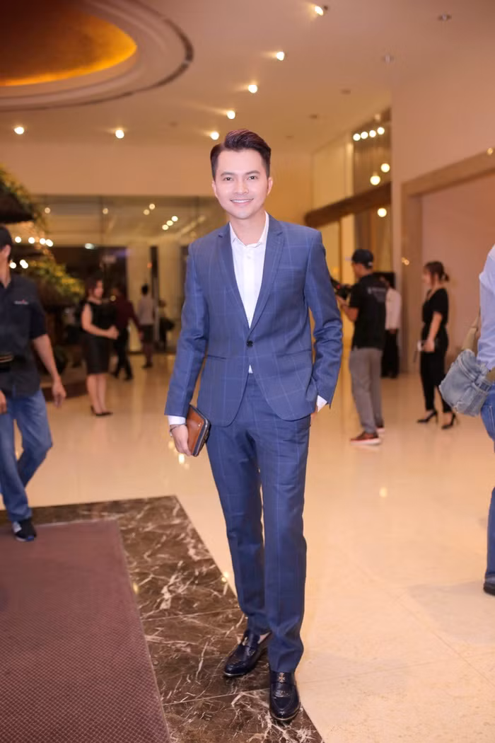 Ca sĩ Nam Cường một mình đến dự đám cưới.