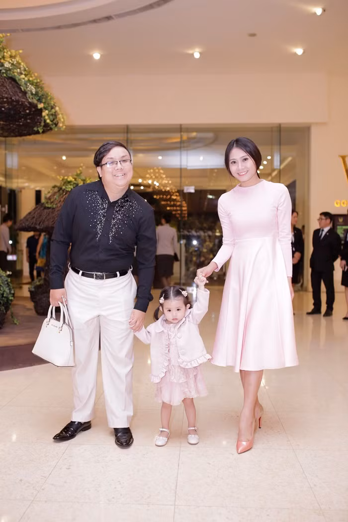 Diễn viên hài Gia Bảo cùng bà xã dắt con gái cưng đến dự tiệc cưới.
