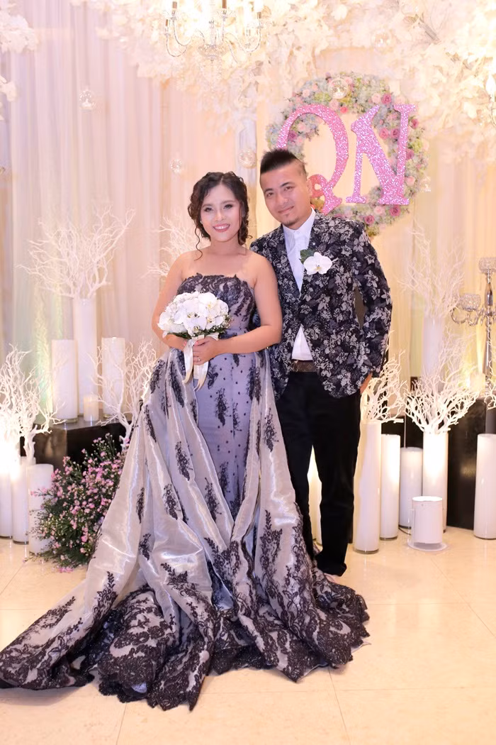 Dù trời mưa khá lớn nhưng gần 100 bàn tiệc đã kín chỗ, cả Wang Trần và Thanh Nhân đều bày tỏ niềm vui và hạnh phúc khi có gần như đầy đủ những người thân, bạn bè đến dự và chúc phúc cho cặp đôi trong ngày trọng đại của cuộc đời.