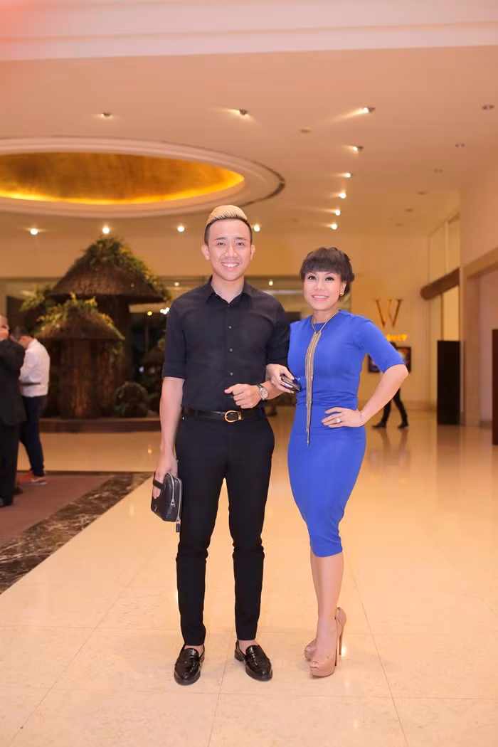 Trấn Thành tháp tùng nữ danh hài Việt Hương đến tham dự đám cưới.