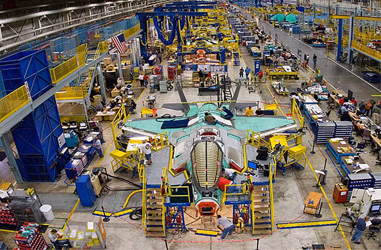 Tuy nhiên điều này cũng không giúp Mỹ giấu đi được nỗi thất vọng của dư luận dành cho chương trình F-35 khi đã đổ cả núi tiền vào đó và thứ họ nhận lại được là một mẫu chiến đấu cơ tàng hình chưa thật sự hoàn chỉnh. Và theo nhiều chuyên gia phân tích chính điều này đã tác động đến Lầu Năm Góc khi đưa ra quyết định không công bố ngân sách dành cho hợp đồng phát triển máy bay ném bom B-21 do Tập đoàn quốc phòng Northrop Grumman thực hiện.