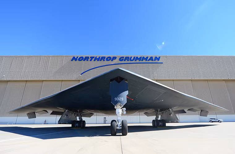 Theo cựu trợ lý bộ trưởng quốc phòng Mỹ Lawrence Korb cho biết, ngay cả khi con số trên là thật thì ngân sách dành cho chương trình phát triển B-21 sẽ không bao giờ vượt quá 200 tỷ USD nhưng Quốc hội Mỹ vẫn sẽ hoài nghi về tính khả thi của chương trình này khi giờ đây họ luôn lấy F-35 làm thước đo tiêu chuẩn. Và trước khi câu hỏi này được trả lời thì nội bộ nước Mỹ vẫn sẽ chưa tìm được tiếng nói chung cho chương trình phát triển B-21.