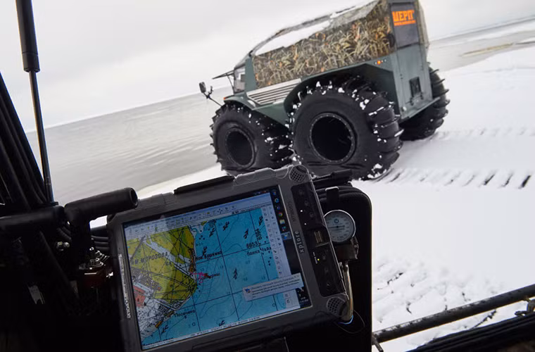 Khung gầm của Sherp cao tới hơn nửa mét và nó được trang bị 4 bánh lốp đặc chủng cỡ lớn giúp xe có thể di chuyển trên mọi địa hình, kể cả mặt hồ đóng băng, nó cũng bơi trên mặt nước với bộ lốp đặc biệt này.