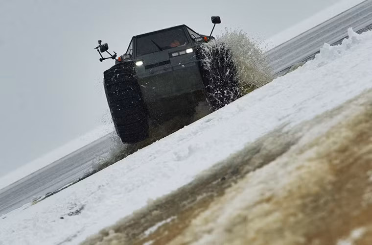 Được biết hiện tại Bắc Cực là một trong những trọng tâm của Nga trong giai đoạn từ nay đến năm 2020 và để thực hiện mục tiêu này Quân đội Nga liên tục tăng số lượng quân đồn trú tại khu vực này. Trong ảnh là Sherpa trong màn trình diễn trên bờ hồ Ladoga thuộc tỉnh Leningrad, Nga.