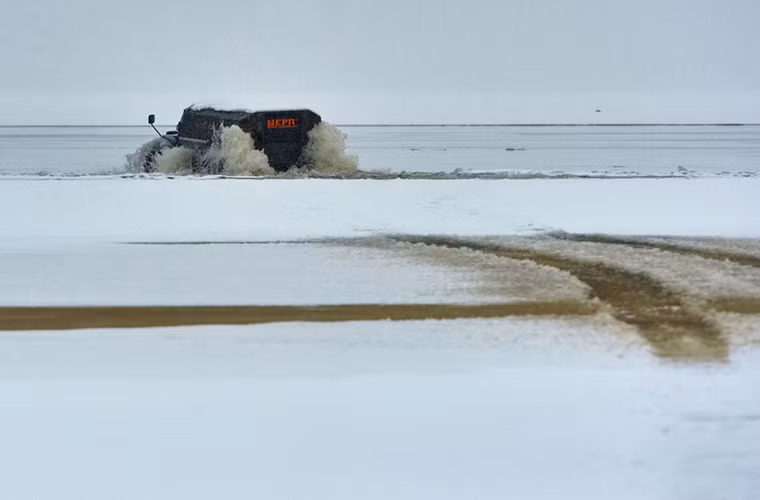 Sherpa được trang bị động cơ diesel Kubota với hộp số truyền động 5 cấp bằng tay, nó có thể di chuyển với tốc độ 45km/h trên tuyết dày và dưới nước là 6.44 km/h.