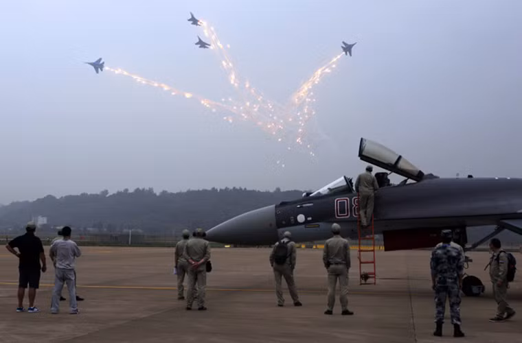 Theo thông báo của Bộ Quốc phòng Nga, hôm 5/4 phi đội “Hiệp sĩ Nga” cũng đã có màn trình diễn nhân dịp kỷ niệm 25 năm thành lập của mình. Hình ảnh phi đội “Hiệp sĩ Nga” tạo triển lãm hàng không quốc tế Chu Hải – 2014 do Trung Quốc tổ chức. Nguồn ảnh: TASS