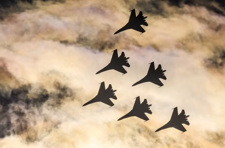 Hình ảnh tuyệt đẹp của phi đội “Hiệp sĩ Nga” khi được chụp ngược sáng. Nguồn ảnh: TASS