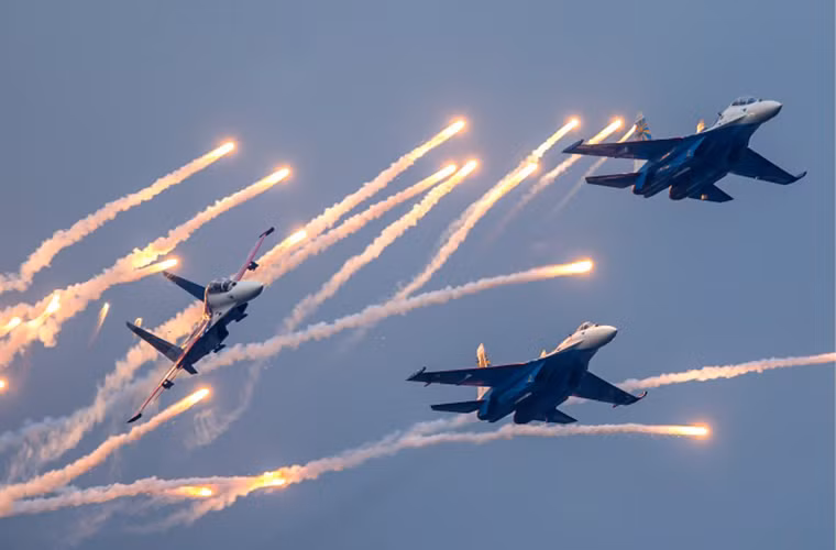 “Hiệp sĩ Nga” được thành lập theo quyết định của Bộ Quốc phòng Nga vào 5/4/1991 tại căn cứ không quân Kubinka. Chuyến bay biểu diễn đầu tiên ở nước ngoài của phi đội này là vào tháng 8/1991 tại triển lãm hàng không quốc tế đầu tiên của Ba Lan diễn ra tại Poznan. Nguồn ảnh: TASS