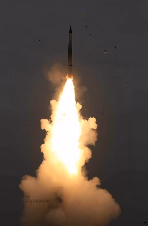 Trang mạng quân sự Sina vừa cho đăng tải phóng sự ảnh đặc biệt ghi lại một đợt diễn tập bắn đạn thật của Quân đội Trung Quốc với các tổ hợp tên lửa phòng không S-300PMU2 tiên tiến của nước này. Bên cạnh đó có cả các tổ hợp tên lửa phòng không HQ-10 biến thể sao chép S-300 của Trung Quốc.