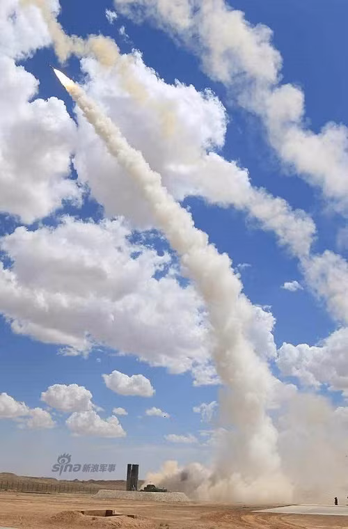 Trong ảnh là một tổ hợp S-300PMU2 của Trung Quốc triển khai tên lửa đất đối không 48N6E2 với tầm bắn hiệu quả gần 200km.