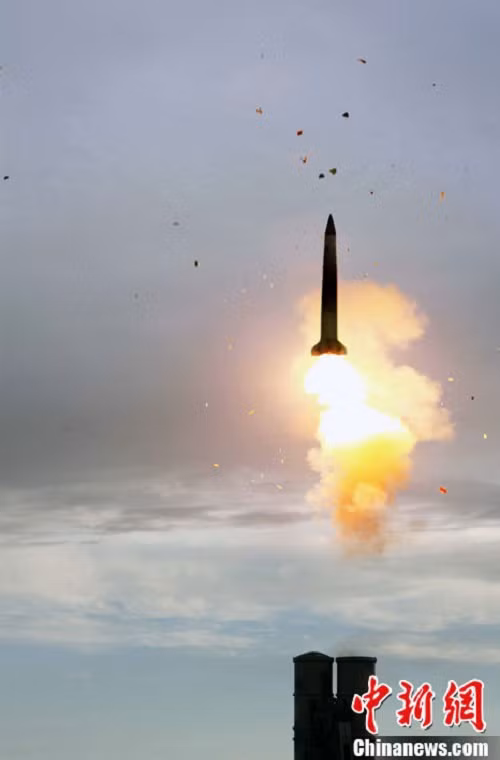 S-300PMU2 được trang bị 4 loại tên lửa đất đối không gồm: 48N6E2, 48N6E, 5V55R, 5V55K cho khả năng bắn hạ mục tiêu ở cự ly từ 3-195km, đánh chặn mọi mục tiêu ở độ cao thấp nhất 10m đến cao nhất 27km đang di chuyển với tốc độ đến 10.000km/h. Điều này cho phép nó đánh chặn các mục tiêu chiến lược như tên lửa đạn đạo tầm ngắn lẫn tầm trung của đối phương.