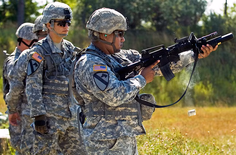 M203 chỉ có thể bắn một viên duy nhất sau mỗi lần bắn phải nạp đạn lại tương tự như trên M79. Thiết kế thanh trượt trên M203 cho phép binh sĩ đẩy nòng súng ra phía trước vào tái nạp đạn ở đuôi nòng và cò súng cũng được bố trí tại đây. Chính vì vậy mà tốc độ bắn của M203 khá nhanh từ 5-7 viên/phút nhanh hơn một chút so với M76, tầm bắn hiệu quả của nó từ 150m đến tối đa là 400m