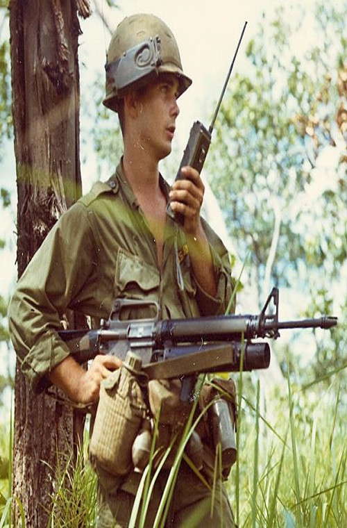 Dù vậy để có được thành công ngày hôm nay, súng phóng lựu M203 đã phải trải qua không ít thử thách, khi trước đó vào giữa những năm 1960 Quân đội Mỹ đã có trong tay mẫu súng phóng lựu XM148 có thiết kế tương tự như M203. Thậm chí đã có hơn 20.000 khẩu XM148 được sản xuất để Quân đội Mỹ thử nghiệm tại Việt Nam vào cuối năm 1966, tuy nhiên XM148 lại không thể vượt qua được các bài kiểm tra và nhanh chóng bị loại biên.