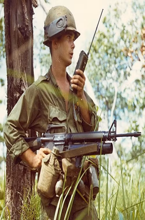 Dù vậy để có được thành công ngày hôm nay, súng phóng lựu M203 đã phải trải qua không ít thử thách, khi trước đó vào giữa những năm 1960 Quân đội Mỹ đã có trong tay mẫu súng phóng lựu XM148 có thiết kế tương tự như M203. Thậm chí đã có hơn 20.000 khẩu XM148 được sản xuất để Quân đội Mỹ thử nghiệm tại Việt Nam vào cuối năm 1966, tuy nhiên XM148 lại không thể vượt qua được các bài kiểm tra và nhanh chóng bị loại biên.