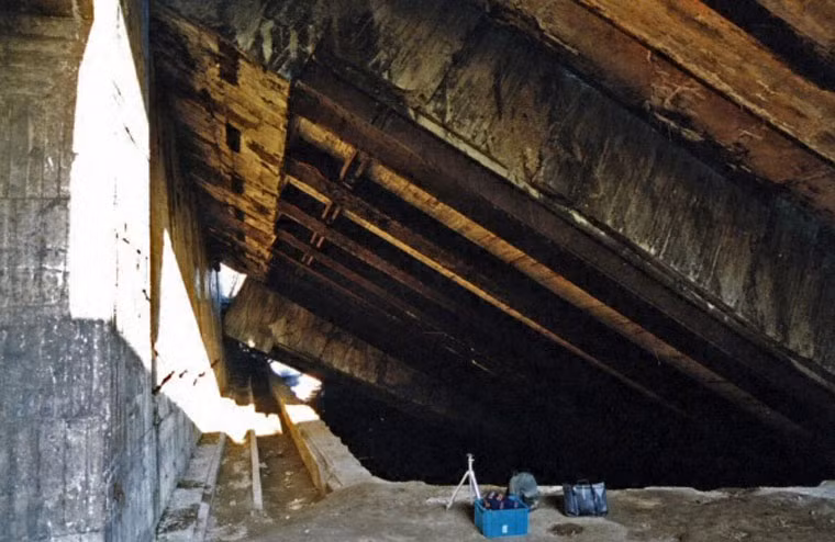 Phần mái vòm của căn cứ đổ xuống nhấn chìm phần lớn tàu ngầm U-3506, nhưng 2 hai tàu còn lại vẫn khá nguyên vẹn. Năm 1949, các kỹ sư quân đội Anh đã tiến hành bơm nước ra khỏi các tàu ngầm và tháo các thiết bị chủ chốt bên trong như pin, động cơ diesel, hệ thống dây điện.