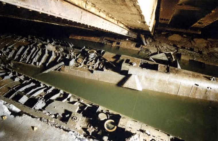 Các thiết bị quan trọng trên tàu, tháp chỉ huy và một số tấm thép ở vỏ tàu đã bị tháo dỡ nhưng cấu trúc phía dưới vẫn còn nguyên vẹn