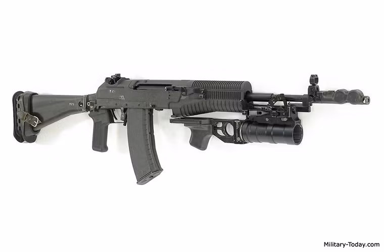 An-94 cũng có thể được trang bị thêm súng phóng lựu gắn dưới nòng súng với các dòng GP-25 hoặc GP-30 40mm. một điểm khá thú vị là An-94 có thể lắp cùng lúc súng phóng lựu và lưỡi lê trong chiến đấu điều các dòng AK không làm được.