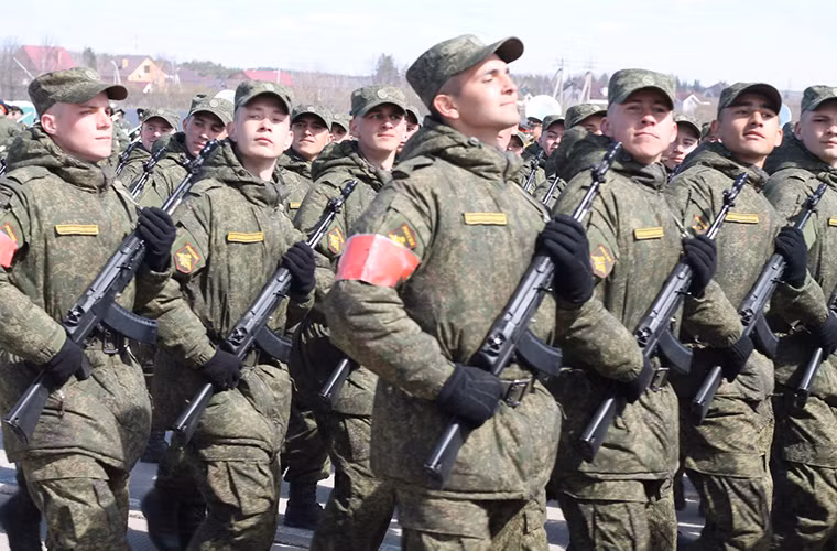 Hiện nay An-94 vẫn phục vụ hạn chế trong các đơn vị đặc biệt thuộc Quân đội và Bộ Nội vụ Nga. Tuy nhiên dây chuyền sản xuất dòng súng này đã ngưng hoạt động từ năm 2006 và Bộ Quốc phòng Nga đã quyết định bỏ qua An-94 để tìm kiếm một dòng súng trường tấn công thế hệ mới khác.