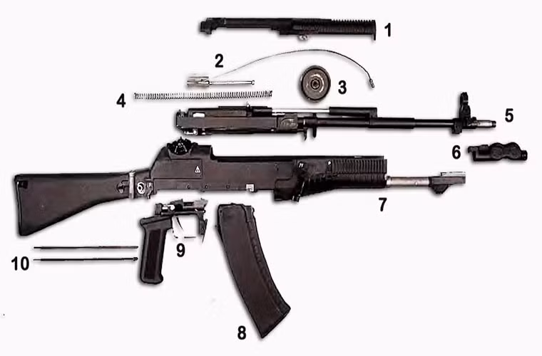 An-94 có chế độ nạp đạn tự động khá đặc biệt khi kết hợp giữa áp lực khí nén và lùi nòng kết hợp trích khí để giảm độ giật khi bắn. Tuy nhiên, nòng súng, ống trích khí và khóa nòng lại là một khối thống nhất. Khi bắn toàn bộ nòng súng, ống trích khí, khóa nòng sẽ chuyển động tới lui giúp tăng đáng kể độ chính xác của đường đạn.