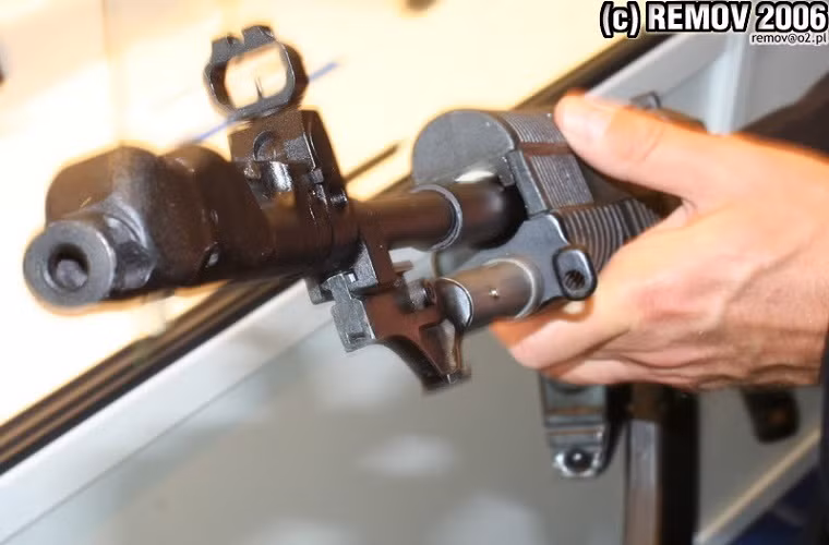 Về thiết kế, An-94 sở hữu hình dáng hoàn toàn khác biệt với các dòng súng trường tấn công của Nga trước đây và sử dụng đạn tiêu chuẩn 5.45x39mm của Liên Xô. Nhưng điều tạo nên sự đặc biệt của An-94 chính là cơ chế bắn của nó.