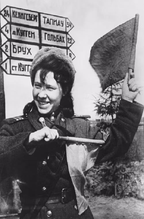 Nữ giao liên Hồng quân tại một trạm điều khiển giao thông tại Kaliningrad.