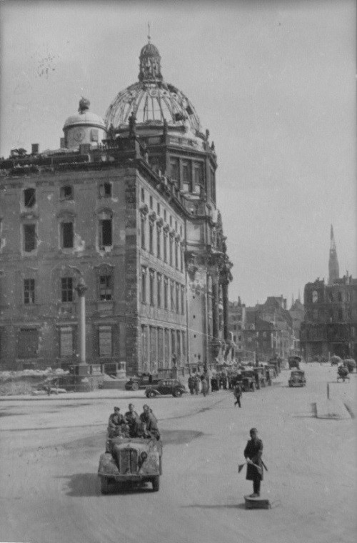 Chốt giao thông do binh sĩ Liên Xô điều khiển tại một ngã tư gần cung điện Royal Palace tại Berlin.