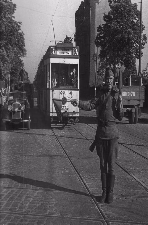 Quang cảnh thanh bình ở Berlin sau chiến tranh với các tuyến đường giao thông được khôi phục cùng với đó là hệ thống tàu điện.