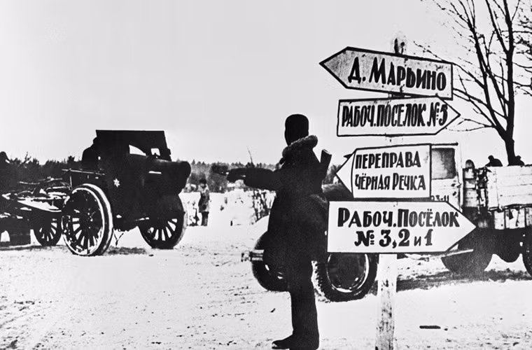 Tại các khu vực có hệ thống đường xá hạn chế, các trạm điều khiển giao thông cũng được Hồng quân Liên Xô xây dựng nhằm giúp các cánh quân có thể tiến ra mặt trận một cách nhanh nhất.