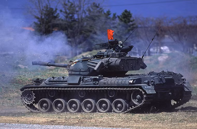 Trong suốt giai đoạn từ năm 1961 đến năm 1975, Nhật Bản sản xuất khoảng 560 chiếc Type 61 và nó được biên chế cho nhiều đơn vị khác nhau thuộc Lực lượng Phòng vệ Nhật Bản. Dòng xe tăng chiến đấu chủ lực này hoạt động tại Nhật Bản đến tận năm 2000 mới được phép nghỉ hưu.