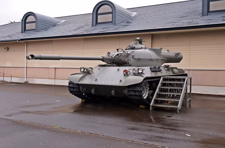 Kíp chiến đấu của Type 61 có 4 người gồm chỉ huy xe, lái xe, pháo thủ và nạp đạn. Vị trí của lái xe trên được bố trí bên phải phía trước thân xe và lái xe chỉ có thể quan sát ra bên ngoài thông qua hệ thống kính tiềm vọng được đặt trước mặt, trong khi đó vị trí của chỉ huy, pháo thủ và nạp đạn là trên tháp pháo. Điều này cũng cho thấy kích thước bên trong thân xe khá hạn chế.