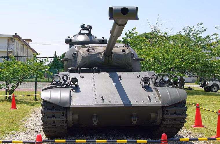 Cận cảnh pháo chính 90mm của Type 61, nhìn góc độ này này ta thấy nó gần giống như mẫu xe tăng hạng nặng M48 Patton của Quân đội Mỹ.