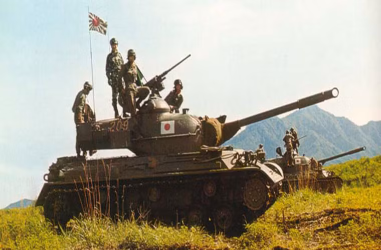 Trong ảnh là kíp chiến đấu gồm bốn người của một chiếc Type 61 thuộc Lực lượng Phòng vệ Nhật Bản.