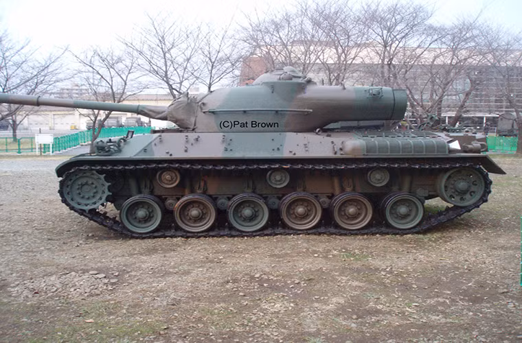 Tháp pháo chính của Type 61 có thể chứa tối đa 18 viên đạn pháo và số còn lại được đặt ở một số chỗ trống còn lại bên trong thân xe. Bên cạnh đó Type 61 cũng được trang bị hệ thống liên lạc vô tuyến hiện đại vào thời kỳ đó điều mà các mẫu xe tăng của Nhật Bản trong Chiến tranh Thế giới thứ II không hề có.