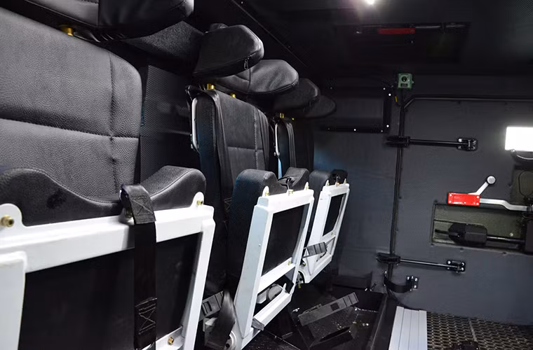 Hiện tại Bộ Nội vụ Ukraine đã đặt mua ít nhất 70 chiếc Varta để trang bị cho các đơn vị an ninh của nước này. Trong ảnh là khoang chở quân bên trong Varta với sức chứa 10 binh sĩ với đầy đủ trang bị bao gồm cả lái xe.